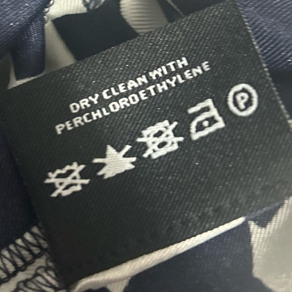 Carlisle 100% Silk Black and White Graphic Blouse US size 16 - Picture 8 of 8